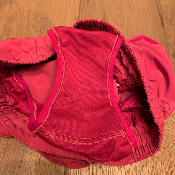 Lululemon Rippend Raspberry Hotty hot shorts size 6 - Picture 5 of 6